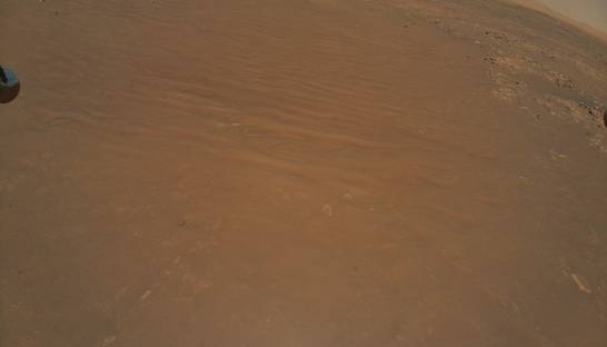 Марсианский вертолет в полете заснял на видео марсоход Perseverance