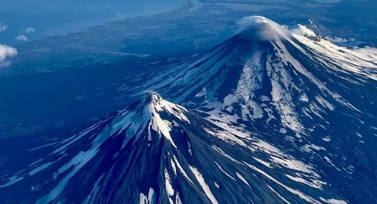 Редкое природное событие на Аляске: одновременно извергается три вулкана