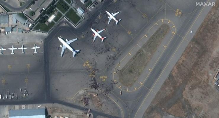 Толпы людей: Аэропорт Кабула показали со спутника