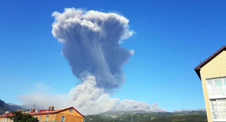 Чуть стекла не повылетали: На Курилах началось извержение вулкана