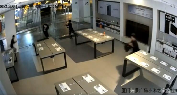 В Китае шестеро подростков за 30 секунд обворовали магазин Xiaomi