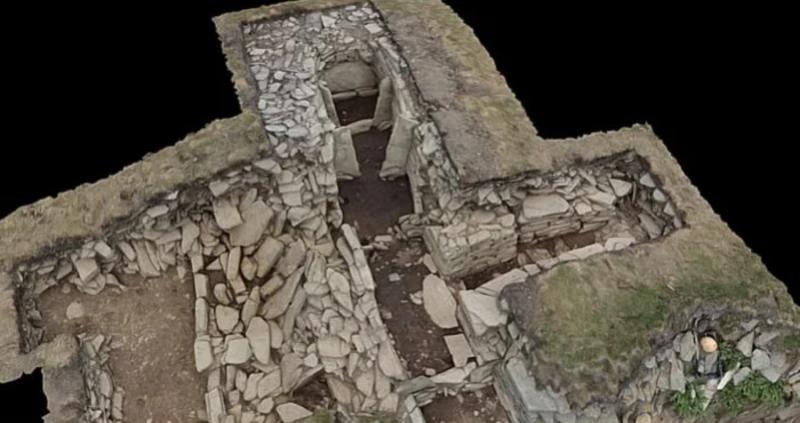 В древней гробнице обнаружены таинственные каменные сферы / Университет Центрального Ланкашира