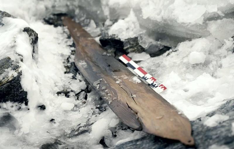 Во льдах Норвегии нашли древние лыжи возрастом 1300 лет / secretsoftheice.com