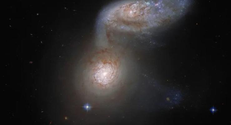 Хаббл запечатлел завораживающие столкновение двух галактик
