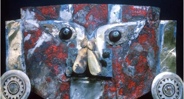 Древняя золотая маска из Перу была окрашена человеческой кровью