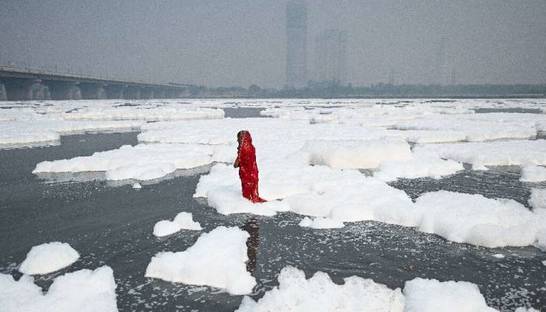 Ядовитая пена покрыла священную реку в Индии