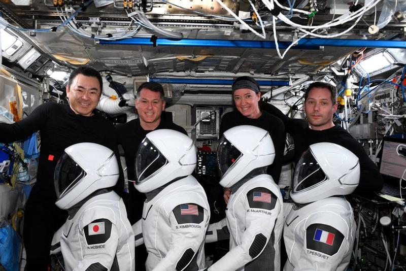 Капсула SpaceX Dragon с астронавтами Crew-2 успешно вернулась на Землю / NASA