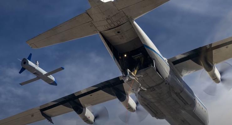 Видео дня: грузовой самолет захватил дрон прямо во время полета