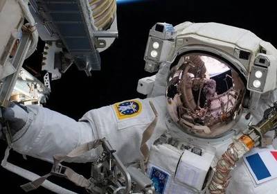 Астронавтам запретили выходить в открытый космос из-за мусора