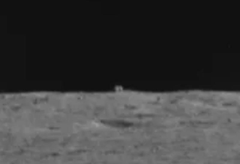Это увеличенное изображение показывает более пристальный взгляд на форму куба, обнаруженную китайским луноходом на обратной стороне Луны. / CNSA