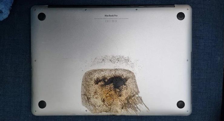 Apple MacBook Pro самопроизвольно загорелся, чуть не убив владельца
