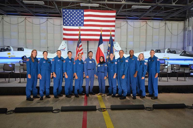 23-я группа кандидатов в астронавты NASA позируют вместе со своими товарищами-стажерами Мохаммадом АльМуллой и Норой АльМатрооши из Объединенных Арабских Эмиратов (ОАЭ) / collectspace.com