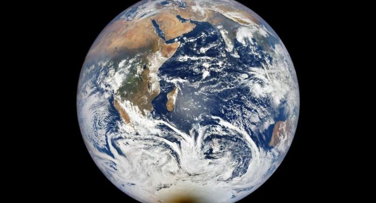 Фото дня: Единственное полное солнечное затмение 2021 года показали с орбиты