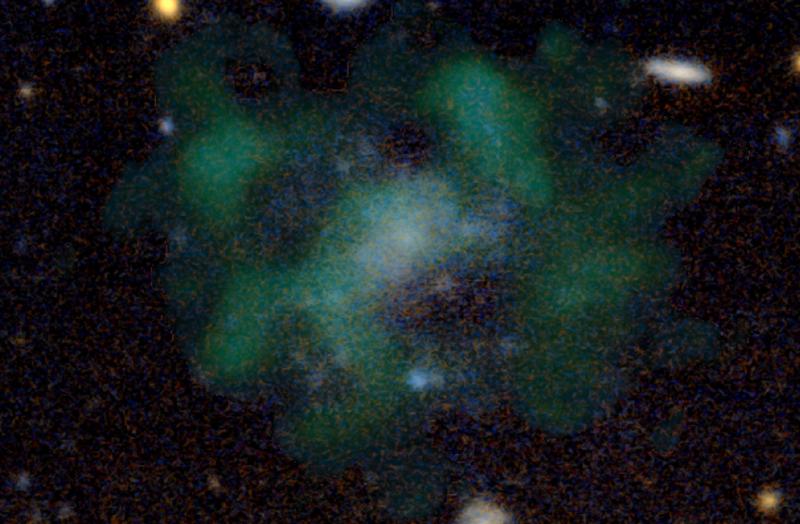 Галактика AGC 114905 кажется лишенной темной материи. На этом изображении звездное излучение показано синим цветом; а зеленые облака показывают нейтральный водород / NASA