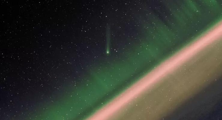 Фото дня: Комету Леонарда засняли на фоне полярного сияния