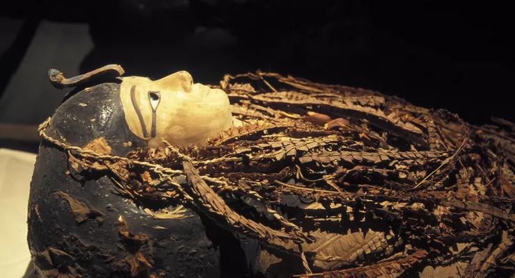 Мумию известного египетского фараона развернули впервые за 3000 лет