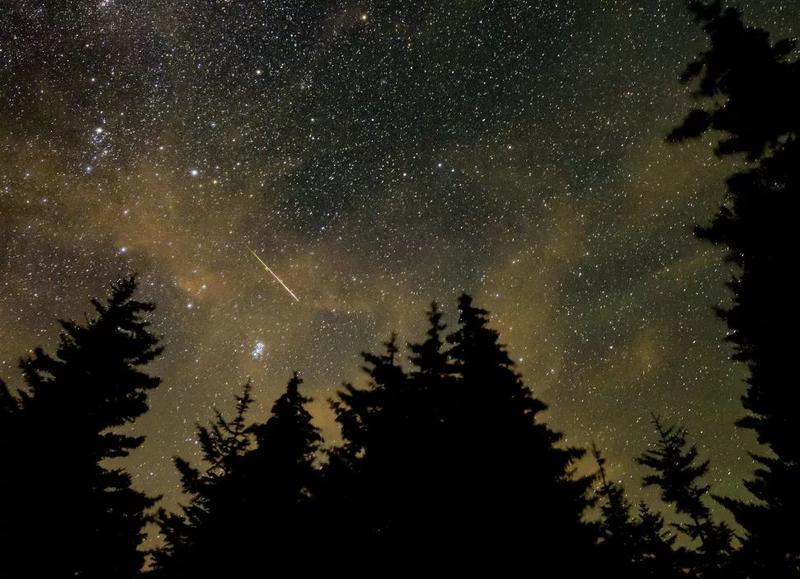 Метеор Персеида на снимке с 30-секундной экспозицией / NASA