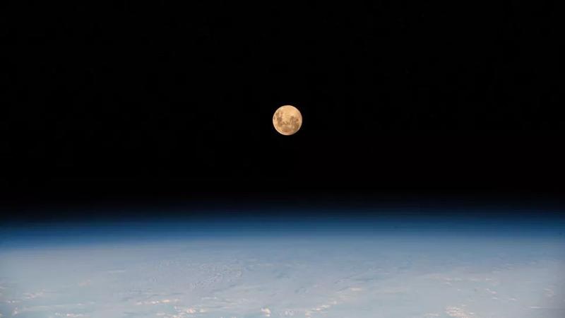 Супер-розовая Луна 26 апреля 2021 года видна с Международной космической станции / NASA