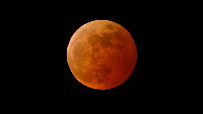 Во время полного лунного затмения кажется, что Луна становится красной, проходя через тень Земли / NASA