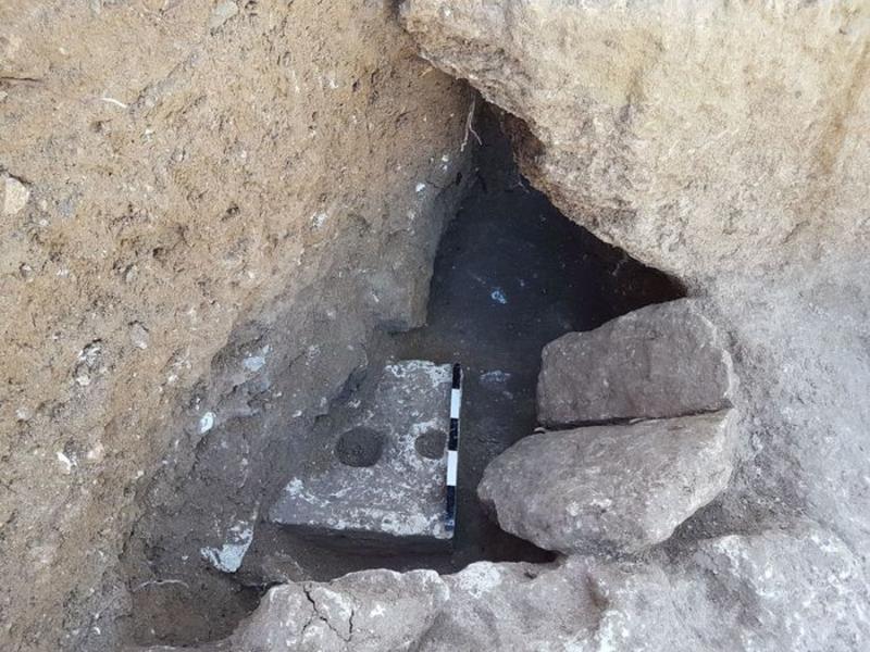 Каменное сиденье для унитаза Армона Ханацива / Управление древностей Израиля
