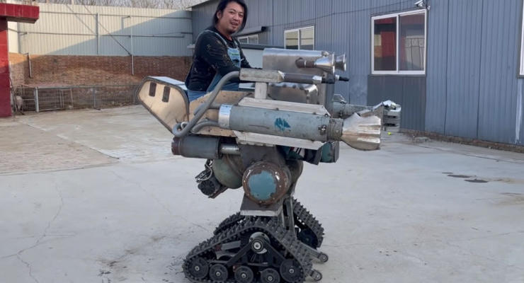 Видео дня: Китайский сварщик сделал робота-охранника из металлолома