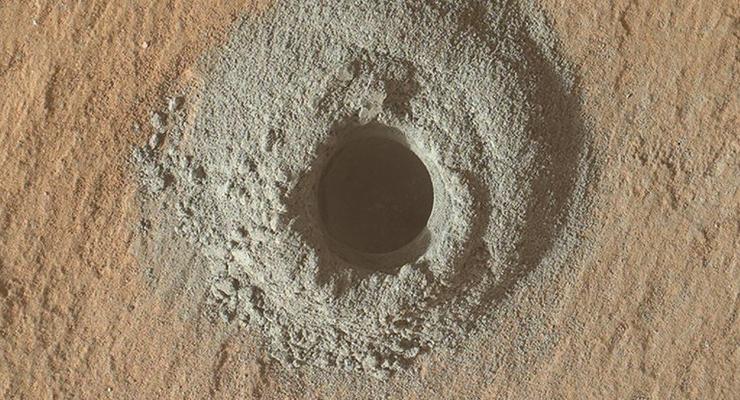 Марсоход Curiosity просверлил отверстия на Красной планете и обнаружил что-то очень странное