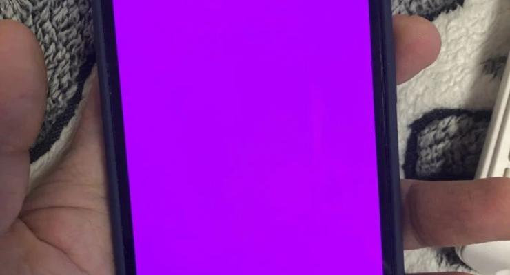 Пользователи iPhone 13 жалуются на розовый экран