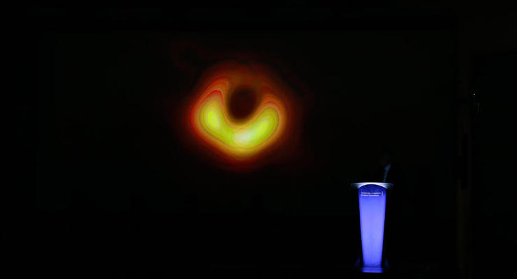Новая оптическая иллюзия вводит людей в заблуждение из-за черной дыры