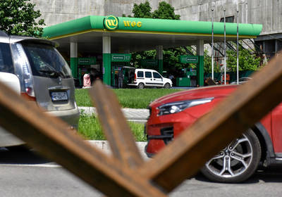 Украинцы платят деньги тем, кто постоит в очереди за бензином