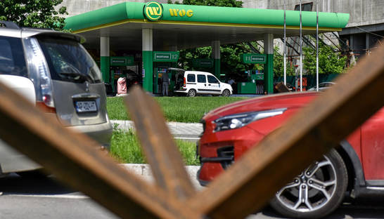 Украинцы платят деньги тем, кто постоит в очереди за бензином