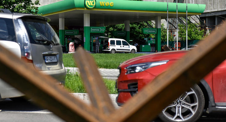 Украинцы платят деньги тем, кто постоит в очереди за бензином