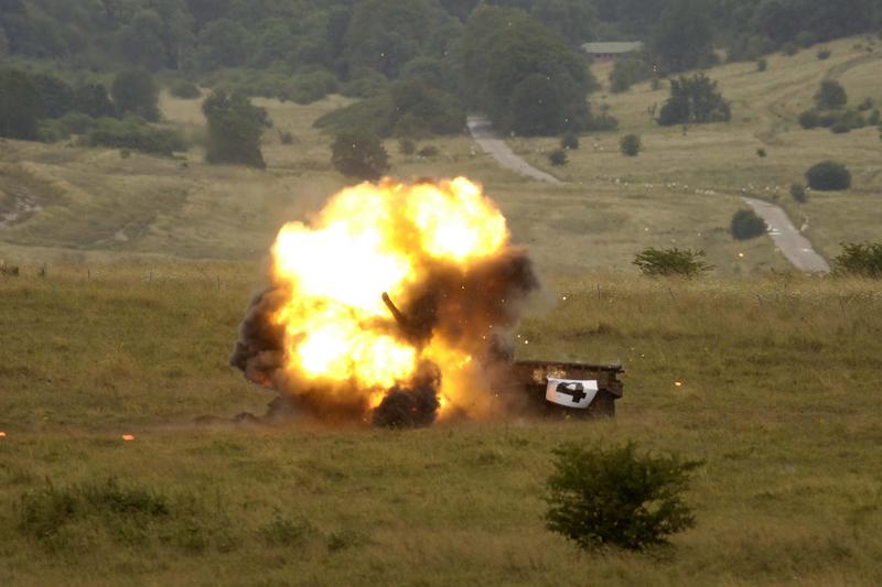 Момент детонации кумулятивной боевой части – фото Andrew Linnett