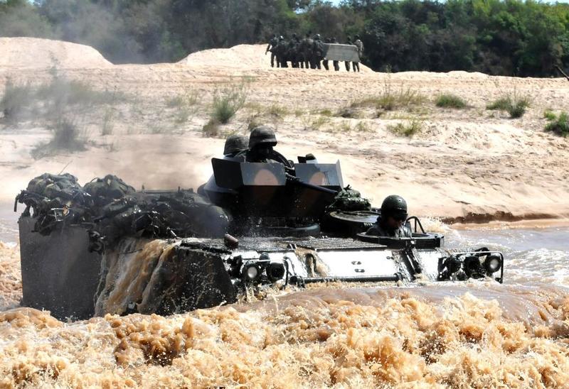 Бразильский M113 во время переправы – фото Jorge Cardoso