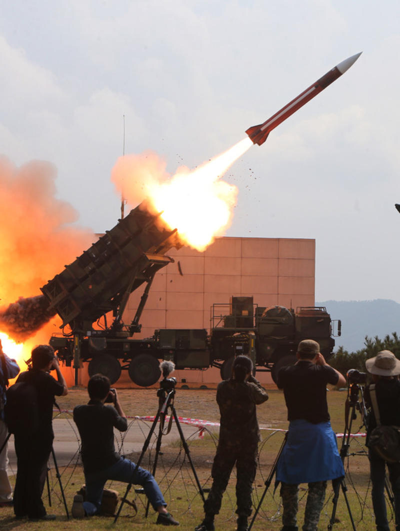 Пуск ракети із ЗРК Patriot - фото EPA/UPG