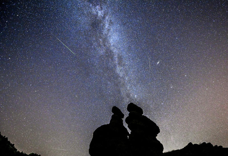 Во время пика можно увидеть до 20 метеоров в час - фото EPA/UPG