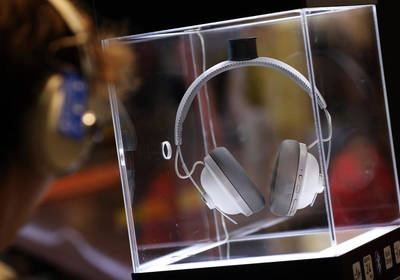 Студенты придумали наушники, которые заглушают голоса людей