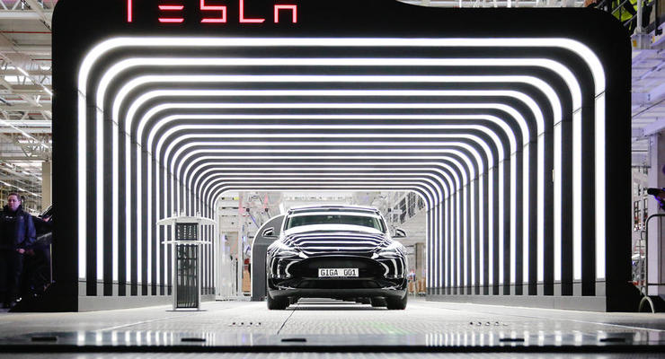 Навігація в машинах Tesla стала платною