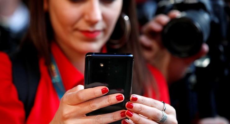 Nokia показала кнопочный телефон со встроенными беспроводными наушниками