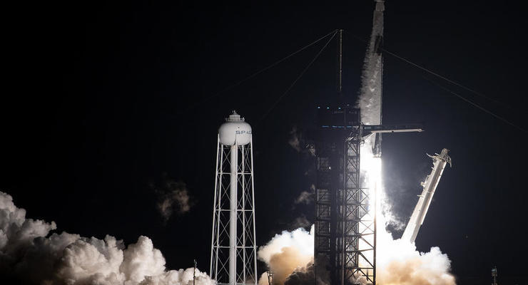 В космос отправлена сверхтяжелая ракета Falcon Heavy: на борту секретные спутники