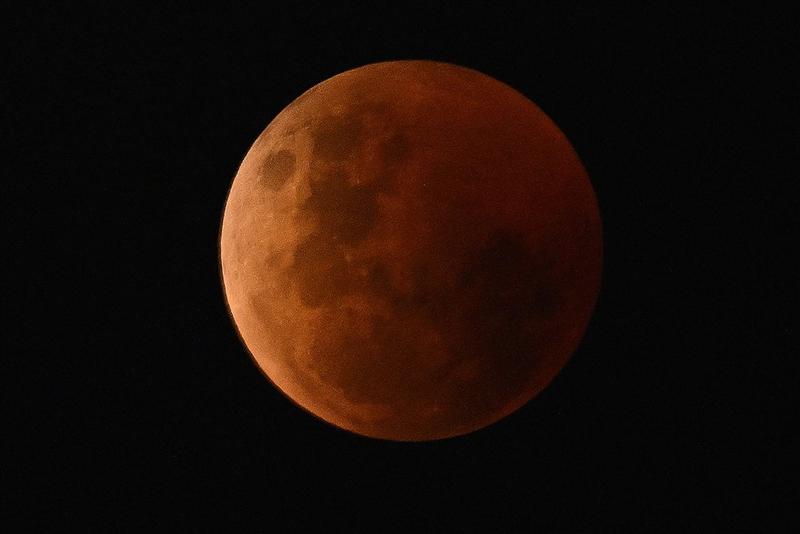 Лунное затмение в Австралии - фото EPA/UPG