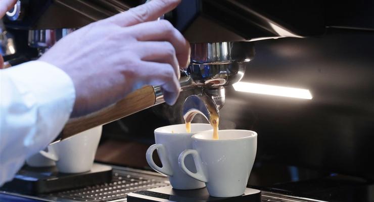 Учені спеціально розлили каву на напівпровідники: що з цього вийшло