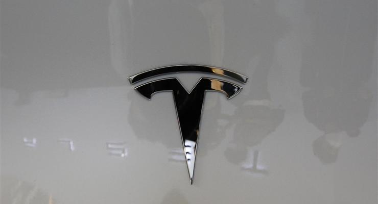 У Tesla Ілона Маска випустили зарядку для телефонів за 300 дол: огляд