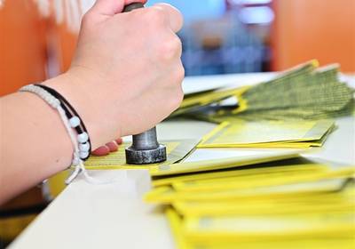 Оправдали санкции: в России желтую бумагу назвали "полезной" для здоровья