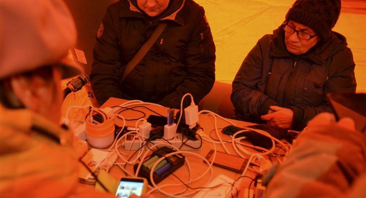 Где в Украине разместили бесплатные зарядные станции для смартфонов