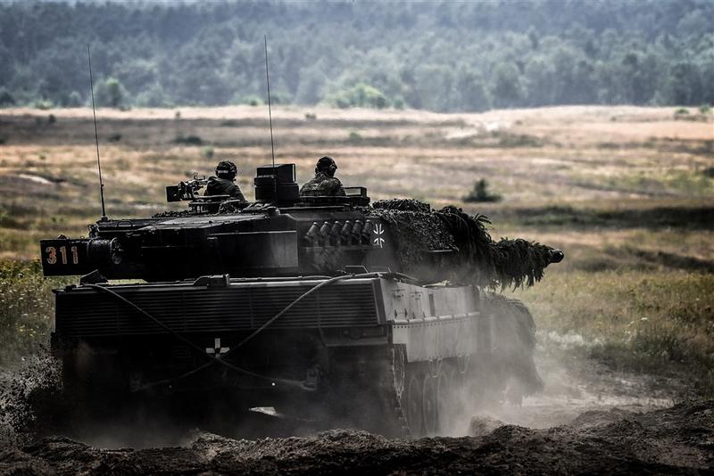 Leopard 2 - фото EPA/UPG