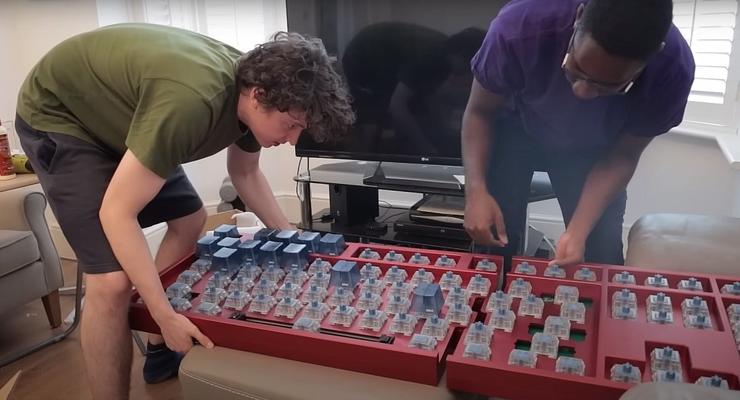 Хлопець зібрав величезну клавіатуру за 14 тис дол: відео