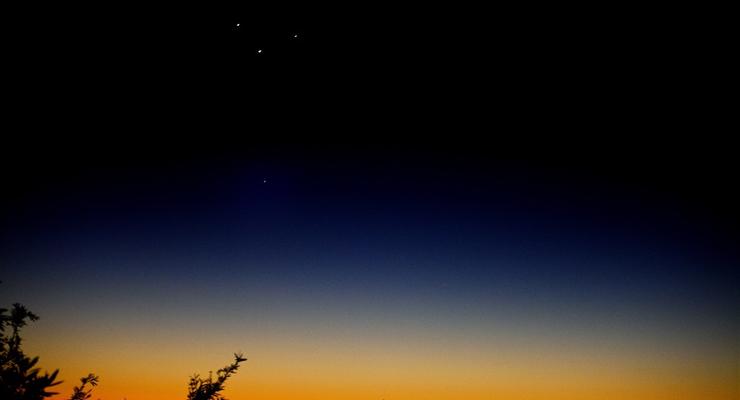 Астрофотограф зафиксировал "небесный танец" Юпитера и Венеры