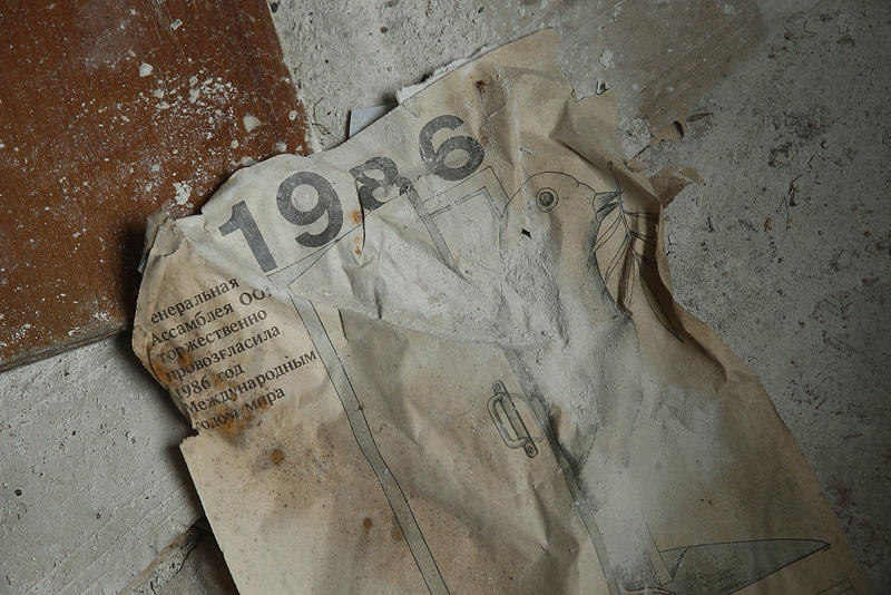 Календарь рокового 1986 года лежит на полу бывшей больницы в Припяти - фото Getty Images
