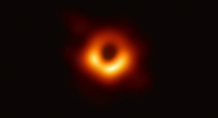 Ученые впервые сфотографировали выброс из черной дыры