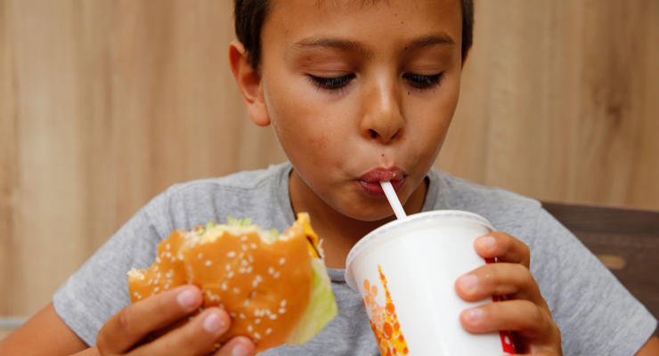 Детское ожирение: как проявляется и как бороться с лишними килограммами
